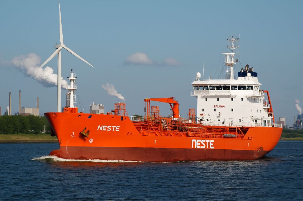 Una nave cargo con la scritta Neste sul fianco