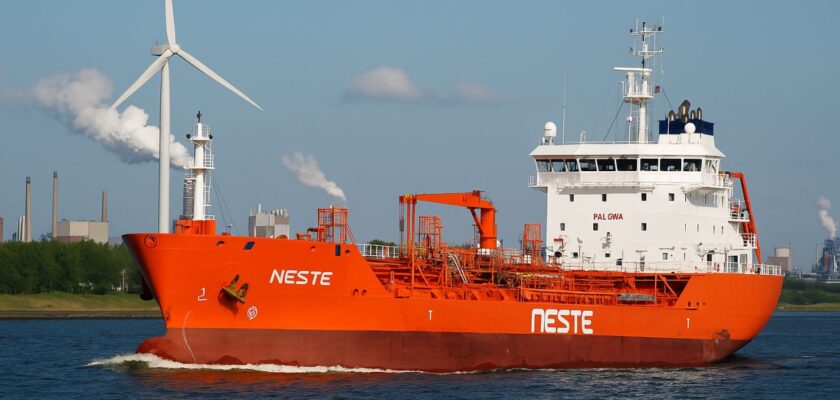 Una nave cargo con la scritta Neste sul fianco