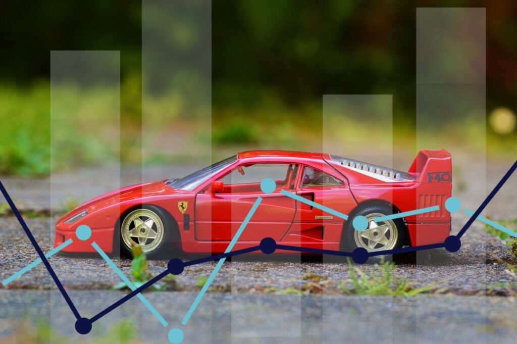 modellino Ferrari e grafico sullo sfondo