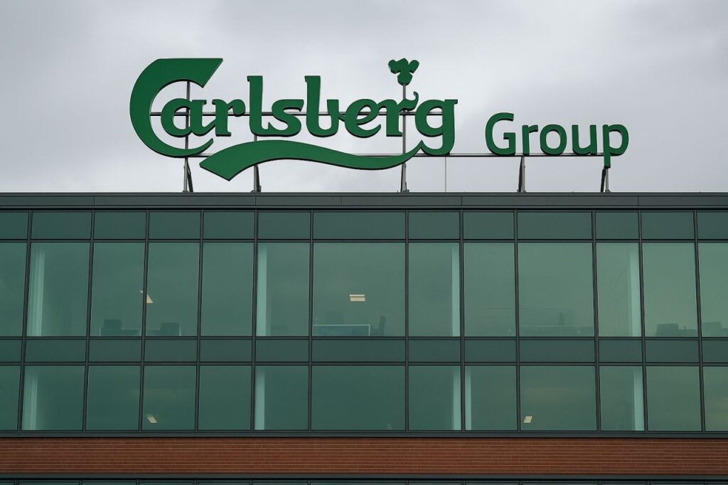 Un edificio con la scritta Carlsberg in cima