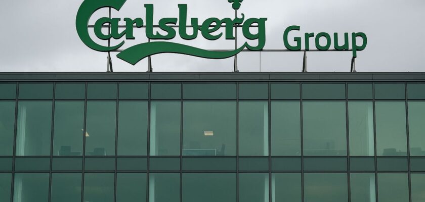Un edificio con la scritta Carlsberg in cima