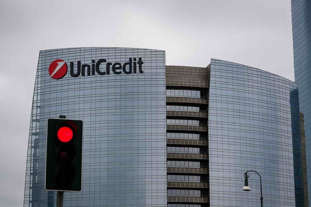 insegna Unicredit su edificio