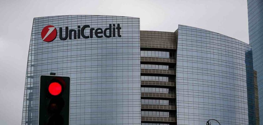 insegna Unicredit su edificio