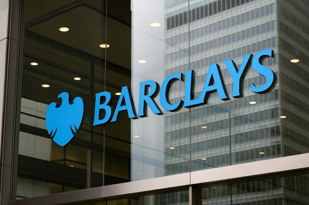 Scritta Barclays su una vetrata con il riflesso di alcuni palazzi