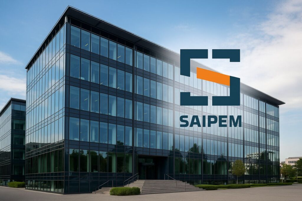 un moderno edificio di vetro, e il logo Saipem in sovrimpressione