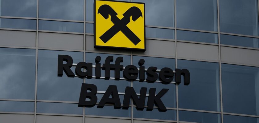 la vetrata di un palazzo con logo e scritta Reiffeisen Bank