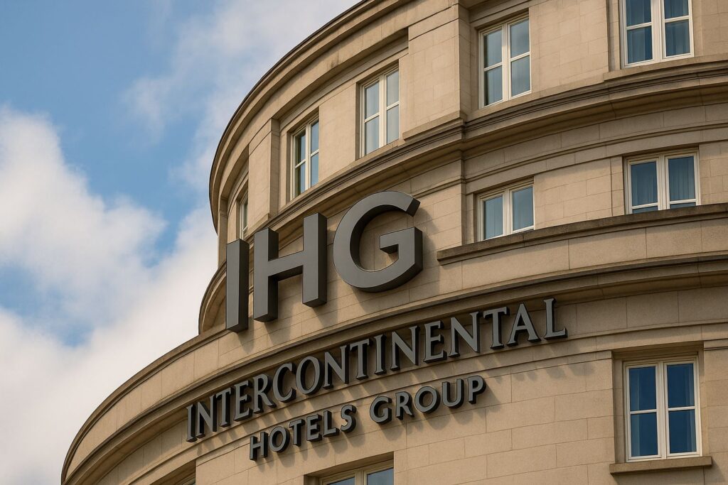 Un palazzo storico con l'insegna InterContinental Hotels Group (IHG) sulla facciata