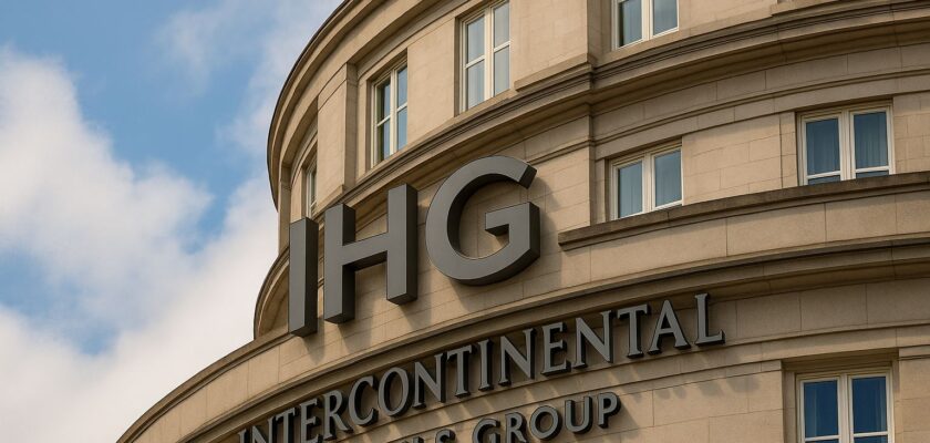 Un palazzo storico con l'insegna InterContinental Hotels Group (IHG) sulla facciata