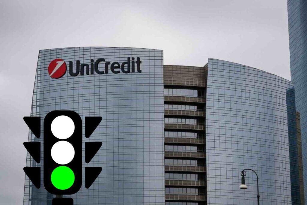 insegna Unicredit su palazzo