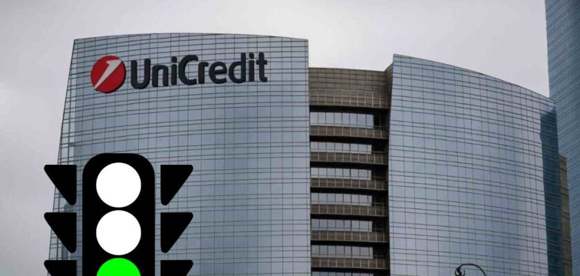 insegna Unicredit su palazzo