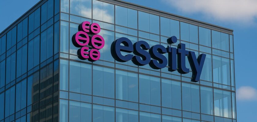 Un edificio con la facciata interamente di vetro e la scritta Essity