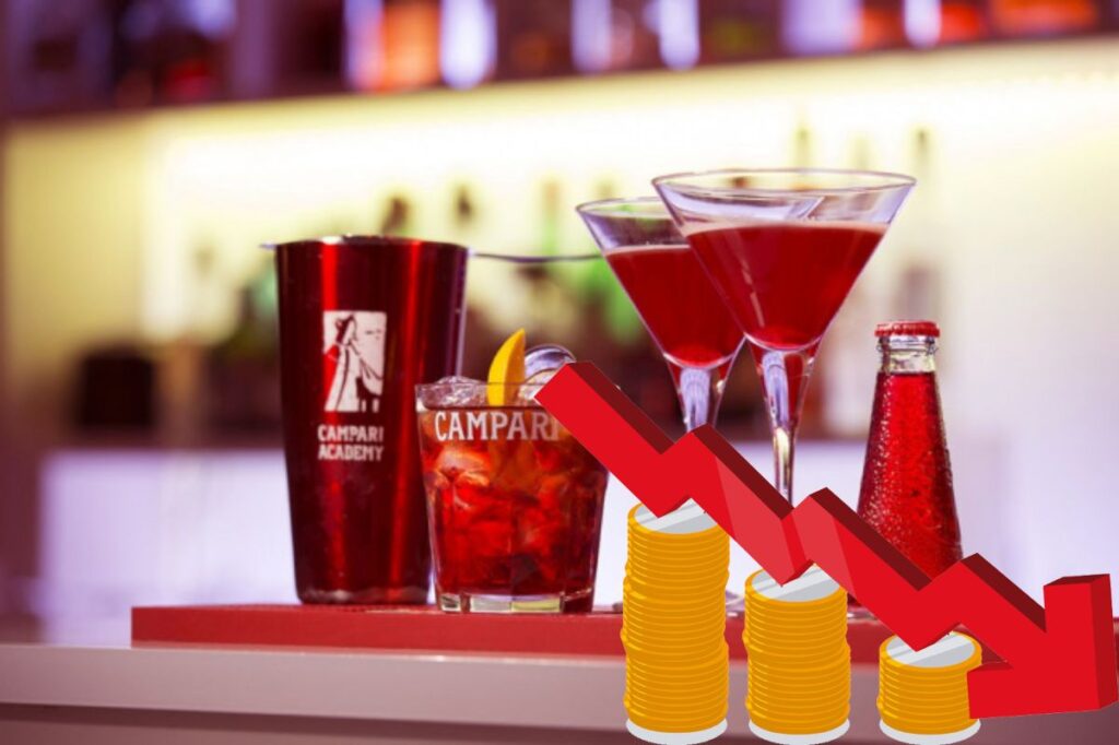 bottiglie di Campari e grafico al ribasso