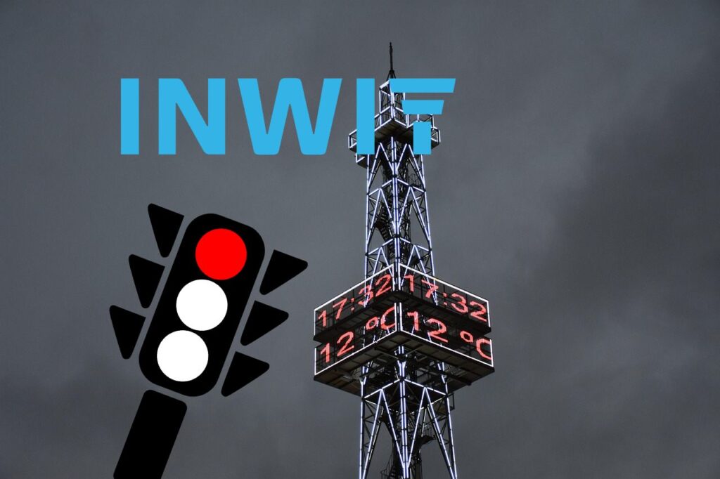 semaforo rosso e antenna delle tlc