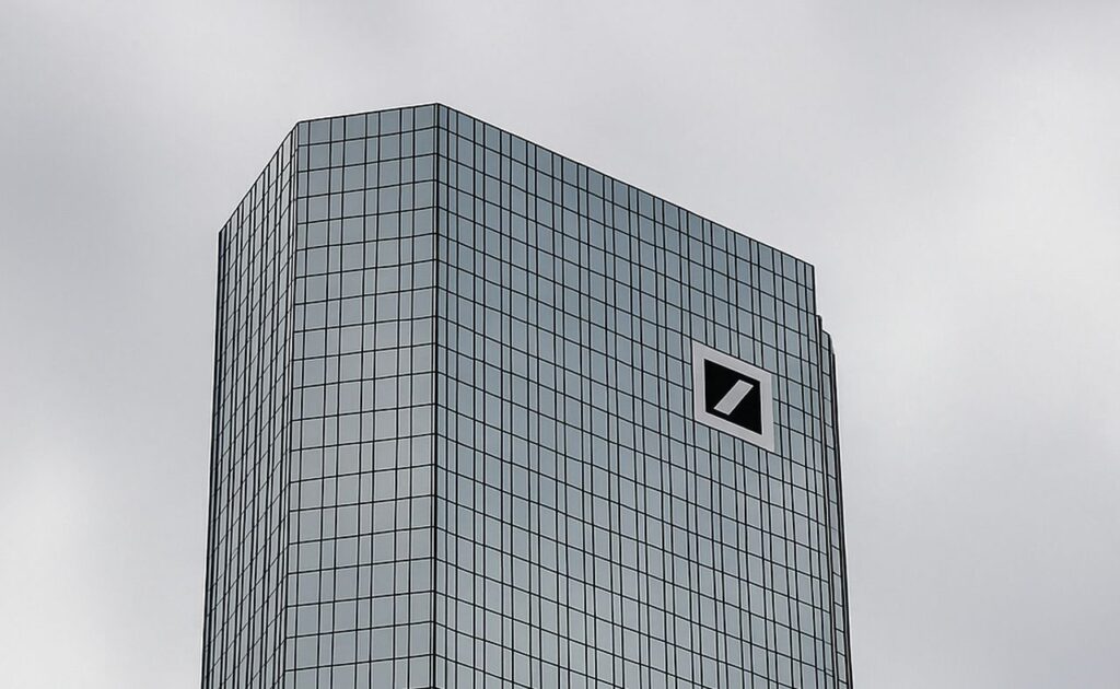 Un grattacielo con il logo Deutsche Bank in cima