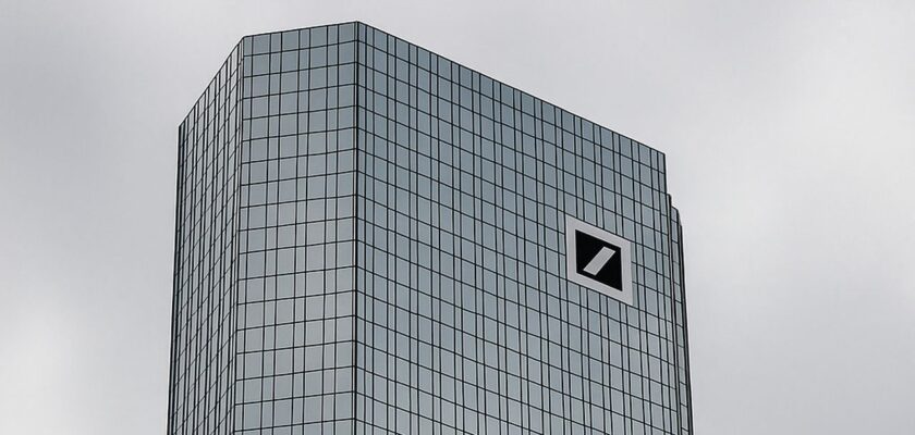 Un grattacielo con il logo Deutsche Bank in cima