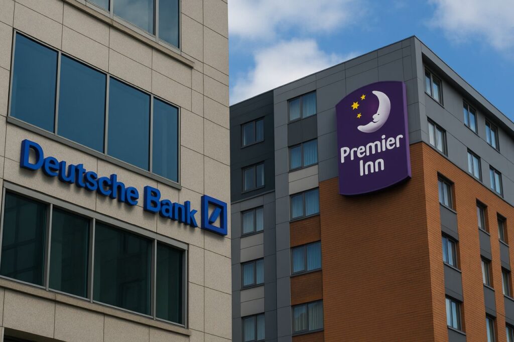 A sinistra un edificio con la scritta Deutsche Bank e a destra uno con la scritta Premier Inn