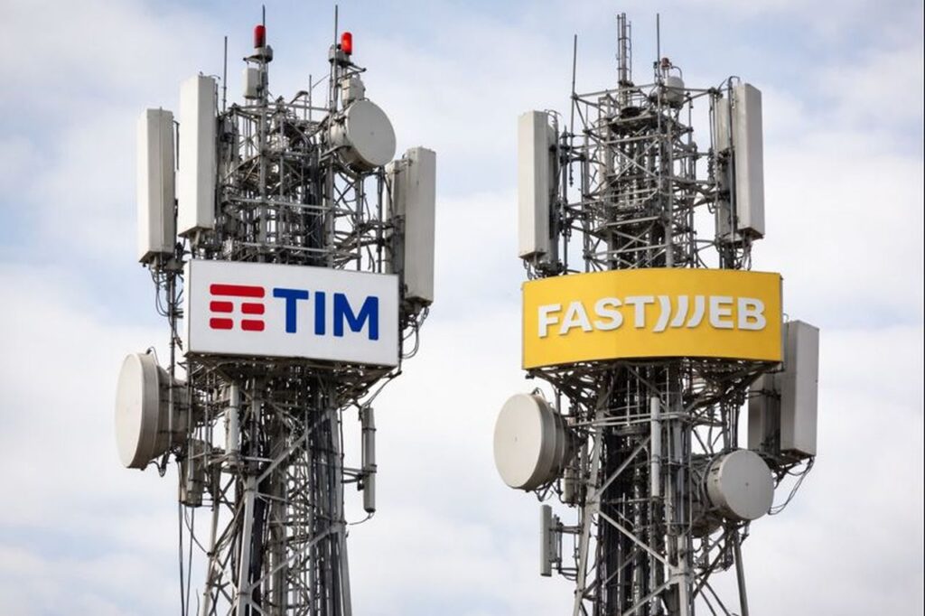 Un'antenna con il logo TIM e una con il logo Fastweb