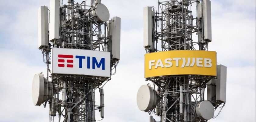 Un'antenna con il logo TIM e una con il logo Fastweb