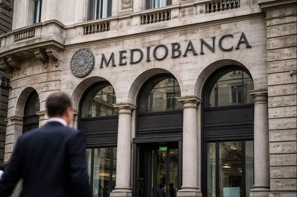 Un edificio storico con insegna Mediobanca sull'entrata