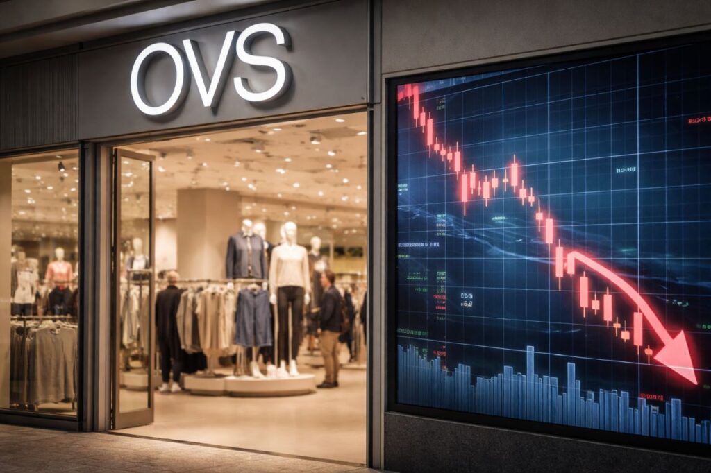 L'entrata di un punto vendita OVS e un grafico finanziario in discesa su uno schermo in primo piano