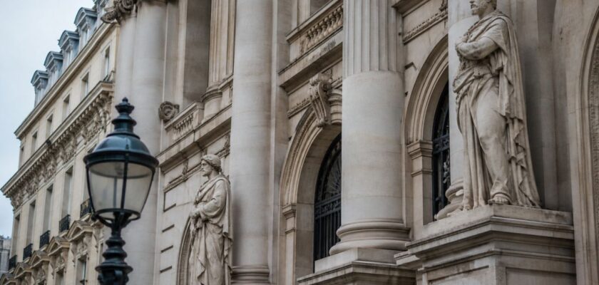 Facciata monumentale di edificio neoclassico con colonne e statue in pietra
