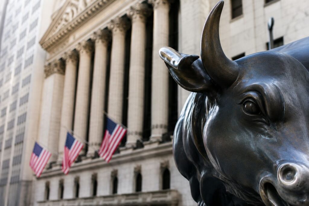 Toro di Wall Street davanti alla Borsa di New York