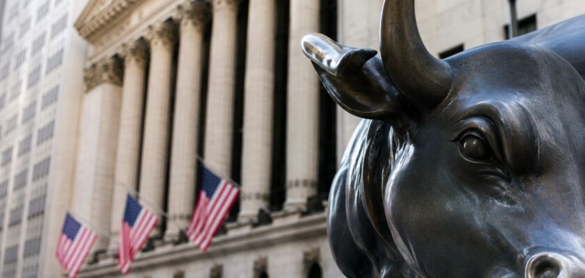 Toro di Wall Street davanti alla Borsa di New York