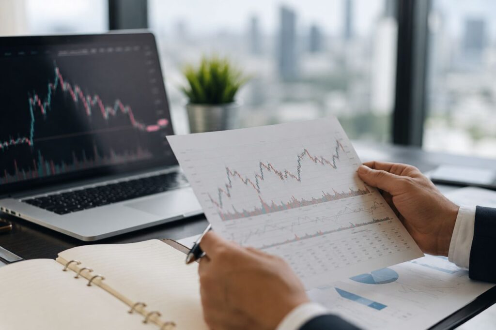 Analisi finanziaria in ufficio moderno, con grafici di mercato e documenti di investimento su una scrivania professionale