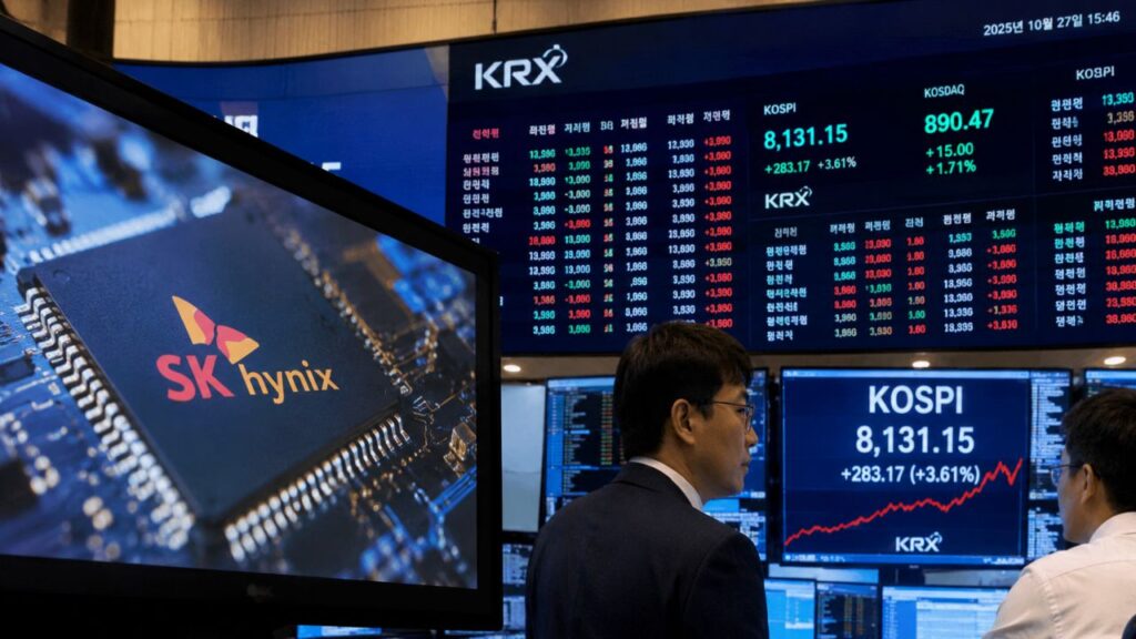 Trader davanti a schermi di Borsa con dati finanziari e grafici, accanto a un grande chip SK Hynix che richiama il settore dei semiconduttori e dell’intelligenza artificiale