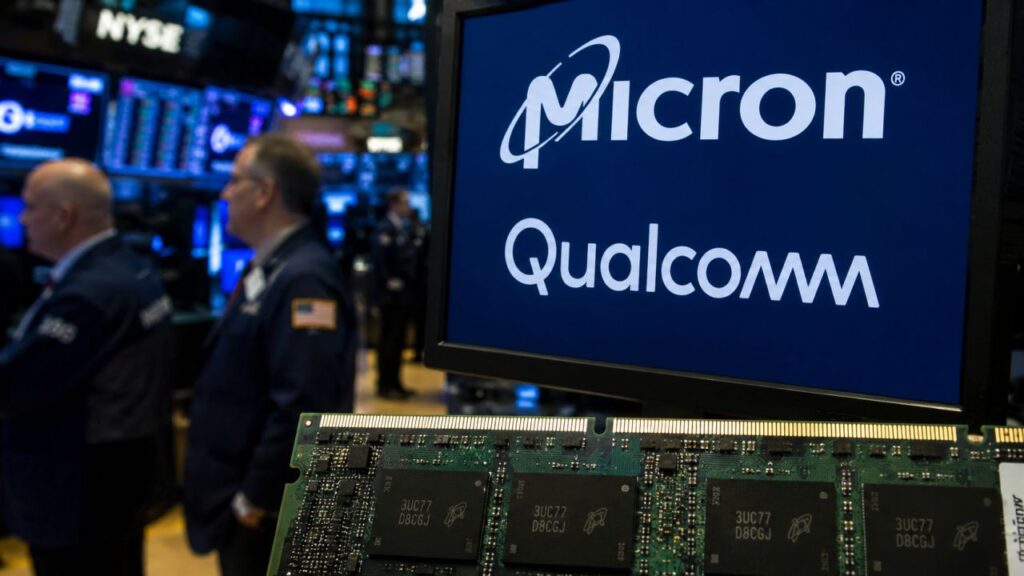 Schermo con i loghi Micron e Qualcomm davanti a un chip di memoria, sullo sfondo la sala operativa di una borsa valori con trader e monitor finanziari