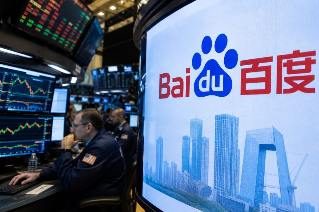 Sala trading con operatori e monitor finanziari, accanto a un grande schermo con il logo Baidu