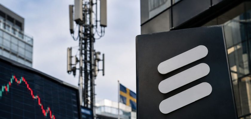 Logo Ericsson in primo piano, grafico azionario in calo, antenna per telecomunicazioni e bandiera svedese sullo sfondo