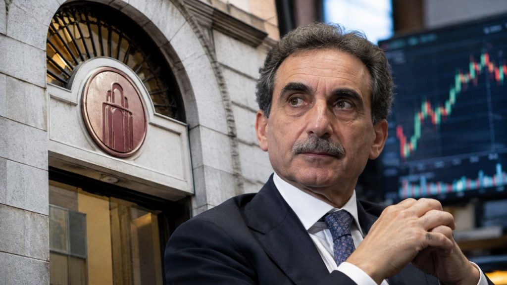 Luigi Lovaglio in primo piano, con la facciata di una banca e grafici dell’andamento azionario sullo sfondo.